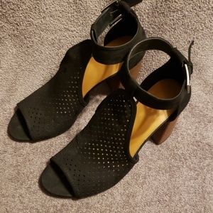 Universal Thread Black Faux Suede Heels